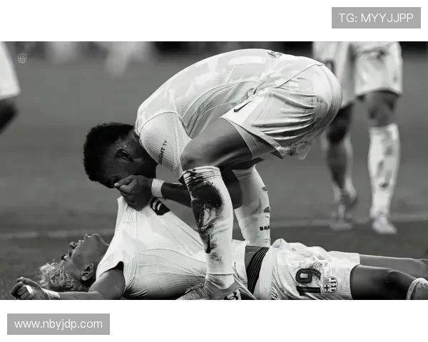 AC米兰高位压迫下防线频繁暴露空间,稳定性面临考验 AC米兰高位压迫下防线频繁暴露空间,稳定性面临考验