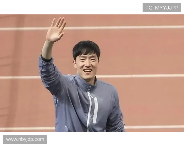 孙兴慜去逛街居然被粉丝认成路人，这日常反差也太大了吧！